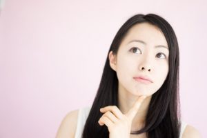 悩み顔の女性