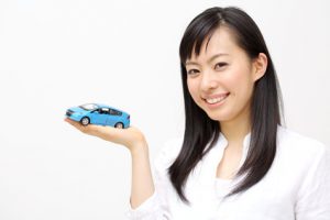 車の模型を持つ女性